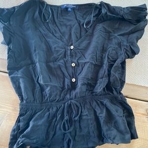 Black shirt with buttons and tie wasit